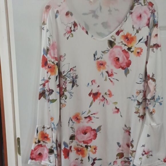 Floral top with bell cuffs - Picture 2 of 4